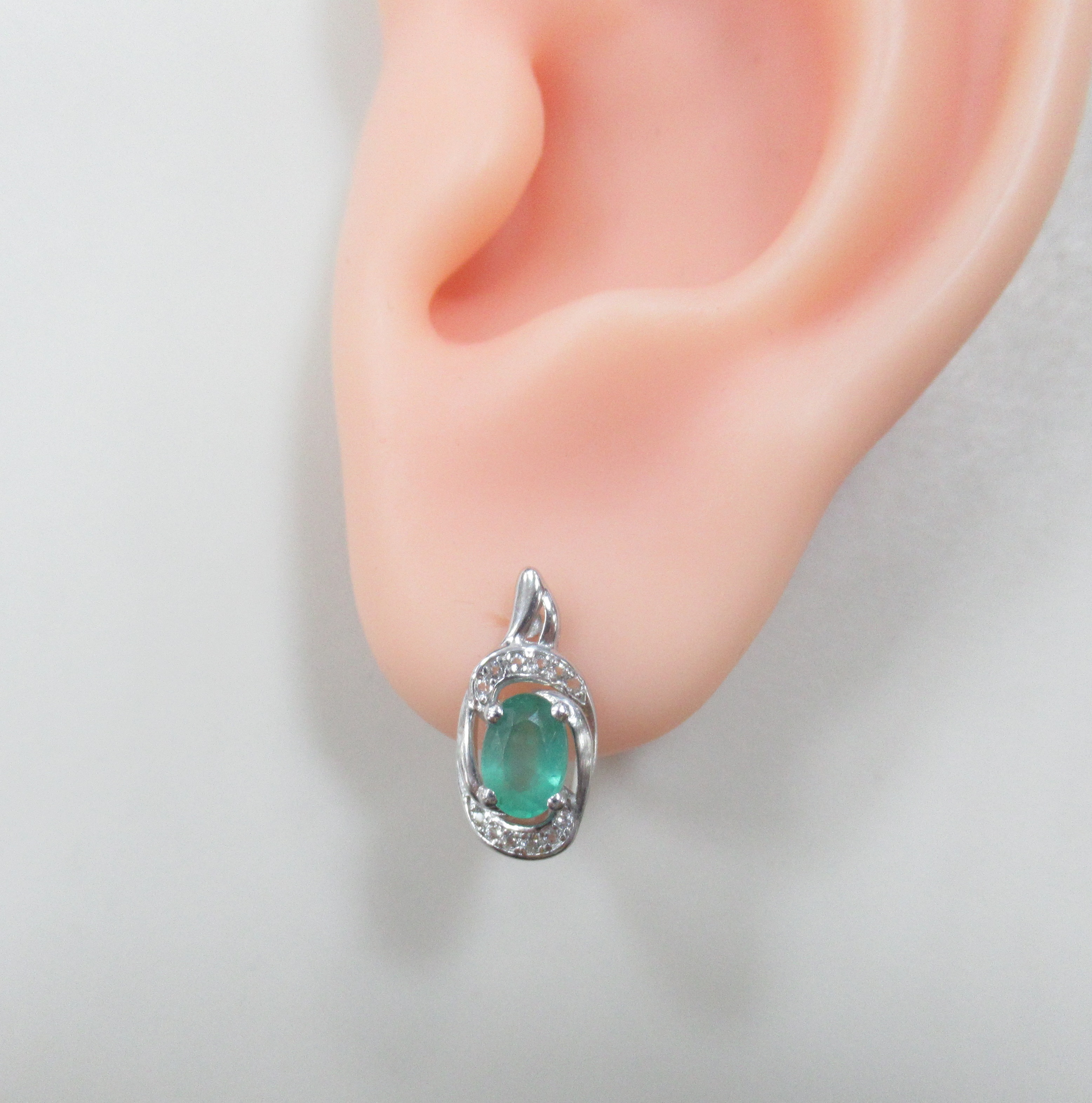 Серебряные серьги с изумрудами